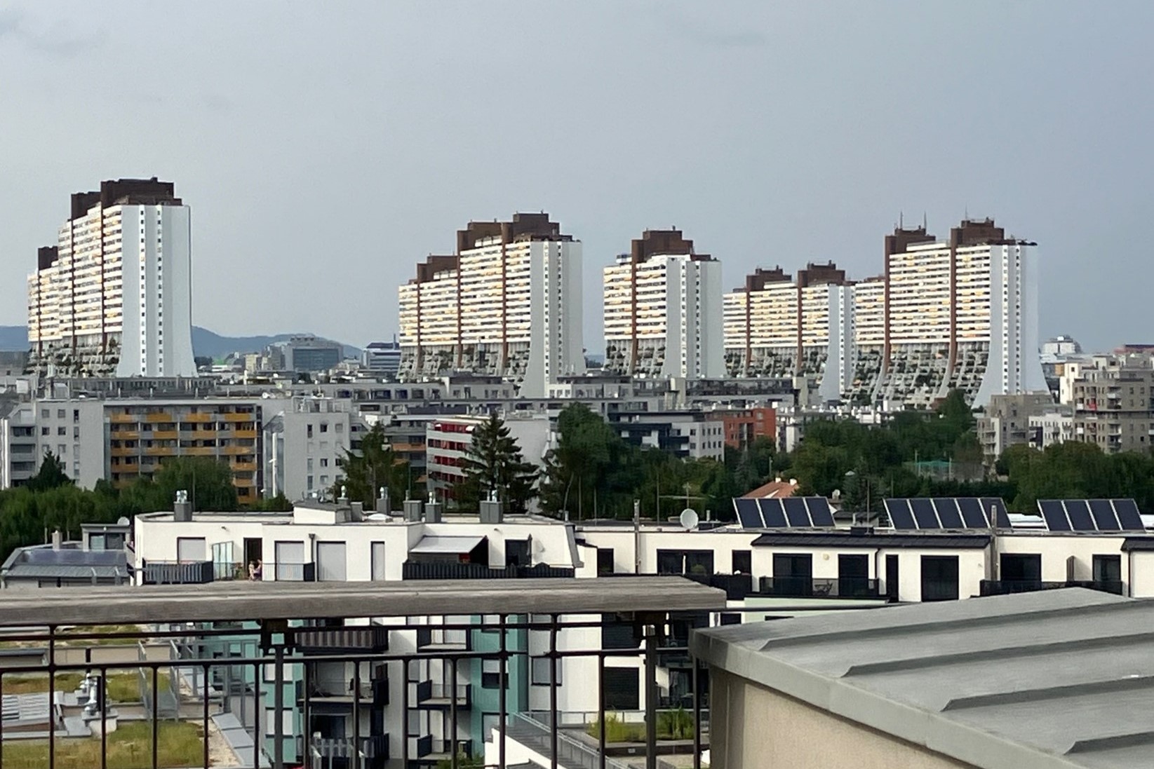 Vienne : coopérative Alt-Erlaa, vue d’ensemble des 18 tours , architecte Harry Glück